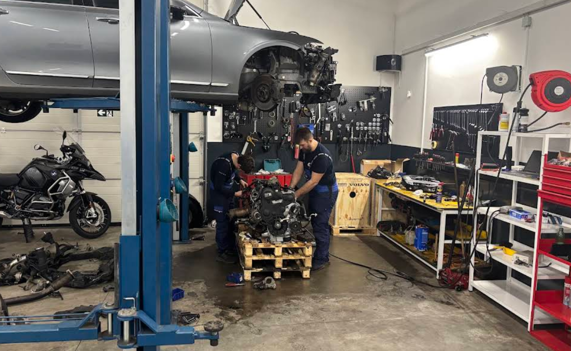 Mehaničar radi na Volvo motoru u radionici Auto Gubić